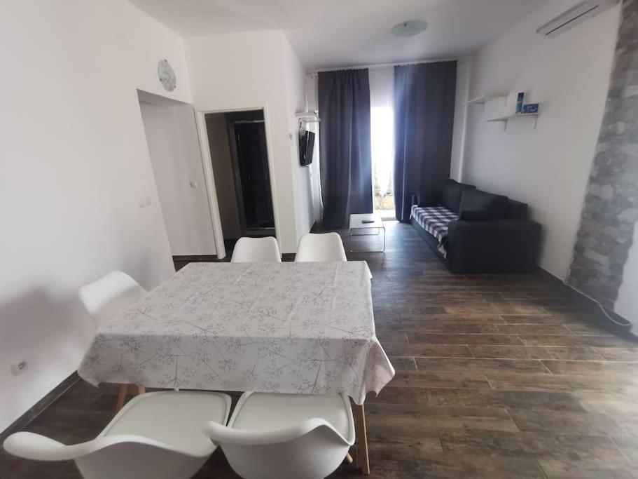 Apartmani Viktorija Fazana Exterior photo