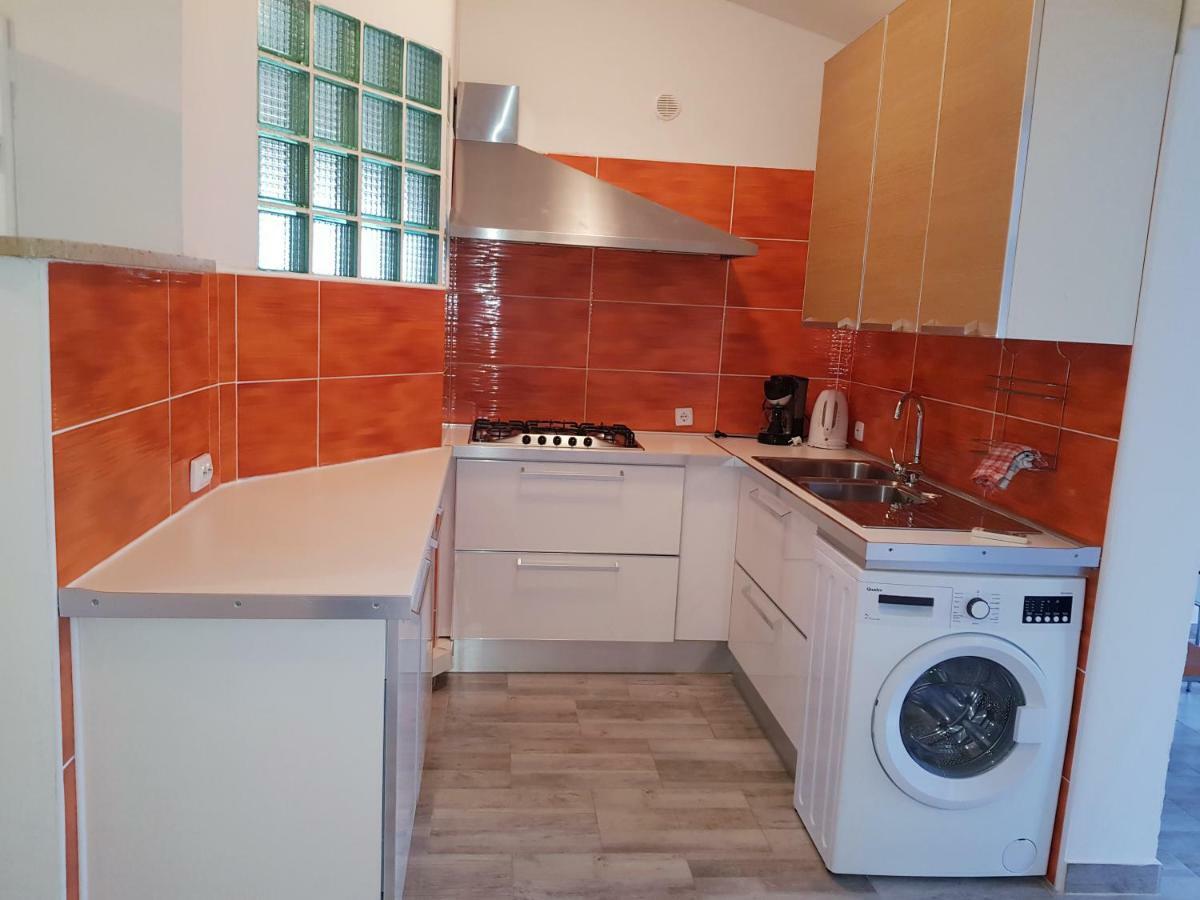 Apartmani Viktorija Fazana Exterior photo